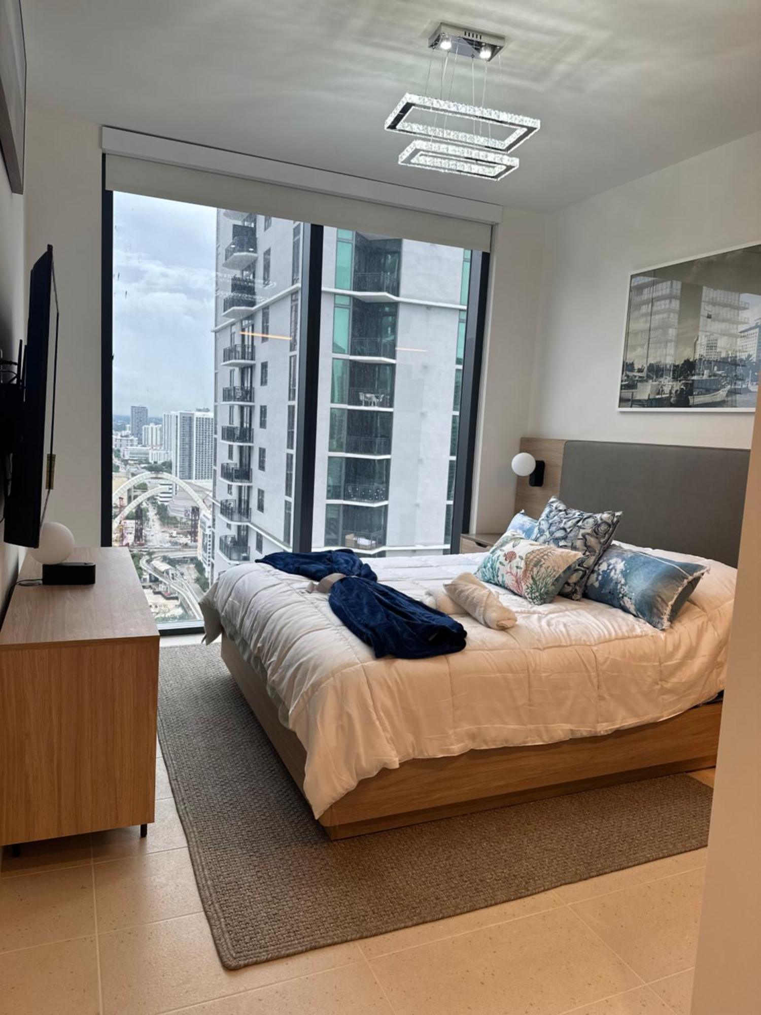 Glamorous Gale Ocean View Balcony & Miami