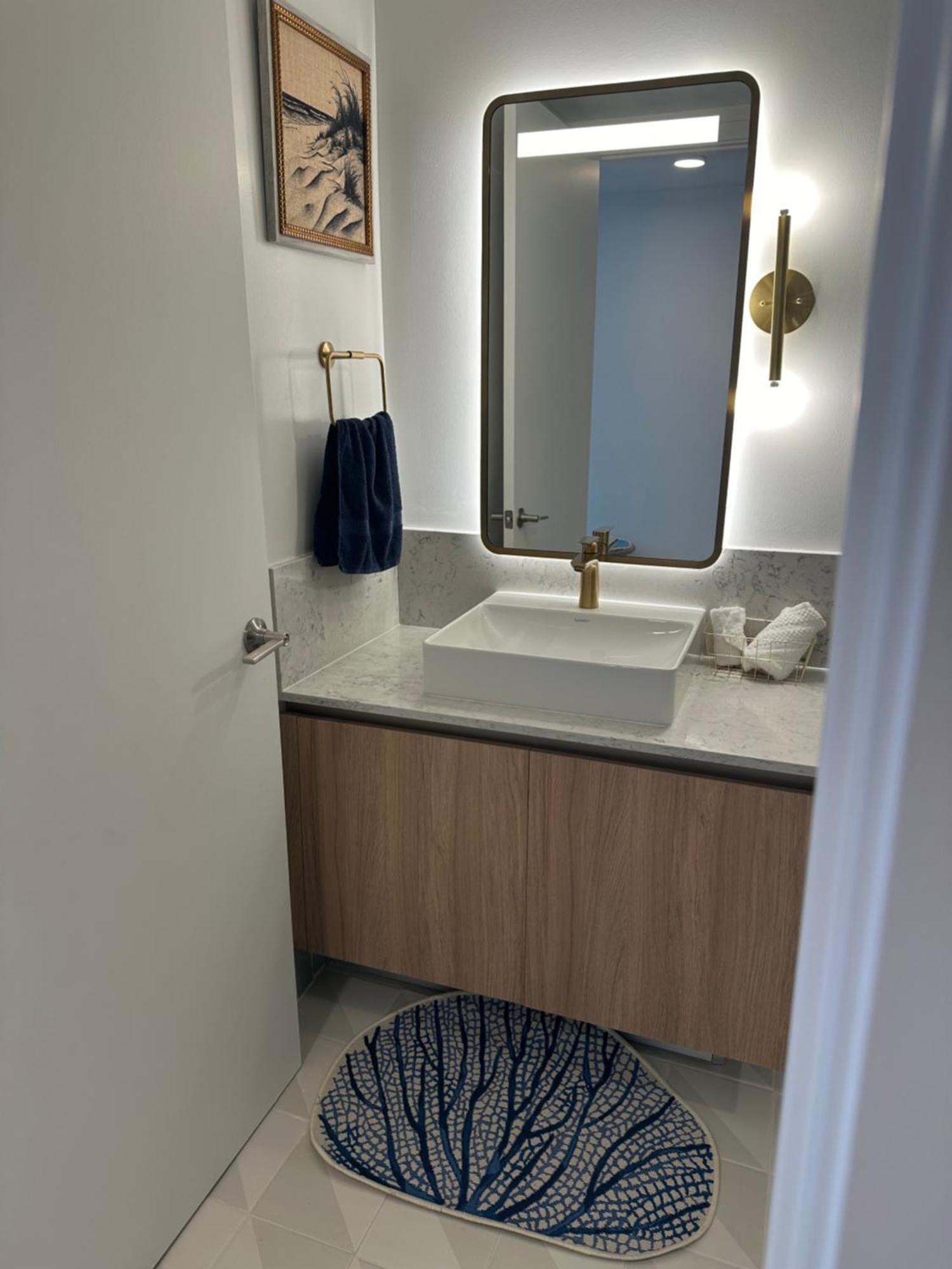 Glamorous Gale Ocean View Balcony & Apartment Miami