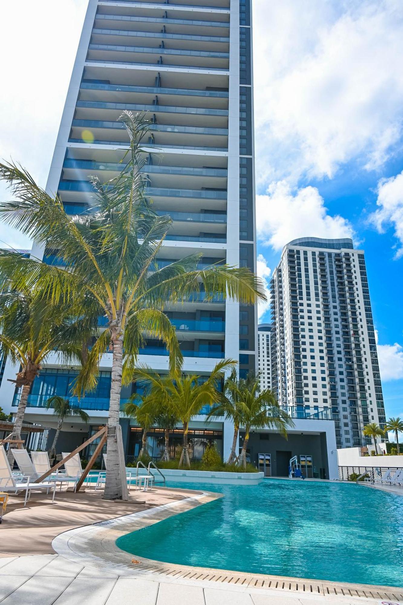 Glamorous Gale Ocean View Balcony & Apartment Miami